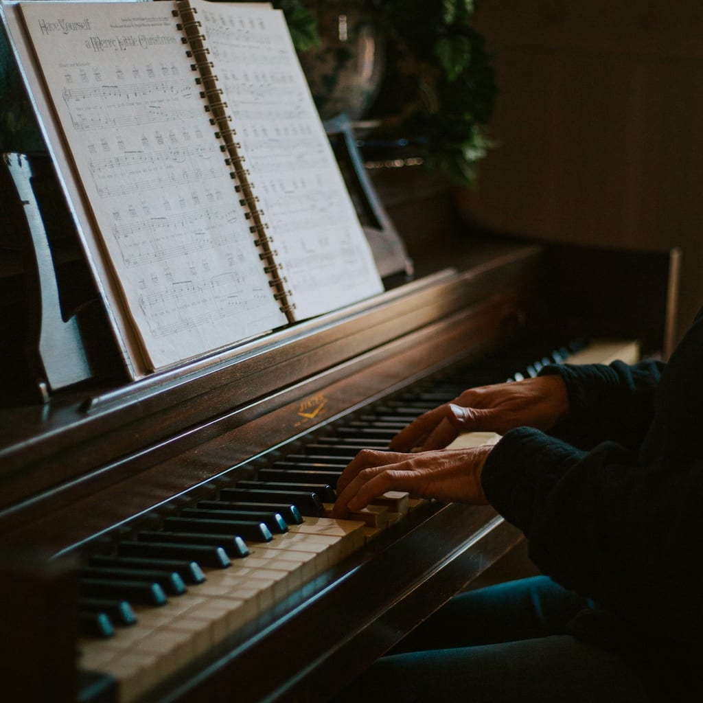 A first lesson: ten minutes to settle in, twenty at the keys, and one tune to take home and play for everyone.